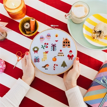 COLOURFUL BEGINNER CHRISTMAS CROSS STITCH KIT fra Cotton Clara